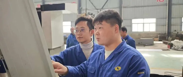 开发部全力协助公司桥式龙门加工中心项目装配