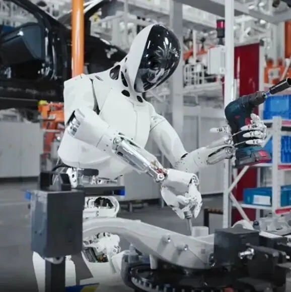 人形机器人进入 “自证不是人” 时代！小鹏 IRON 剪腿露机械，2026 年服务商业场景