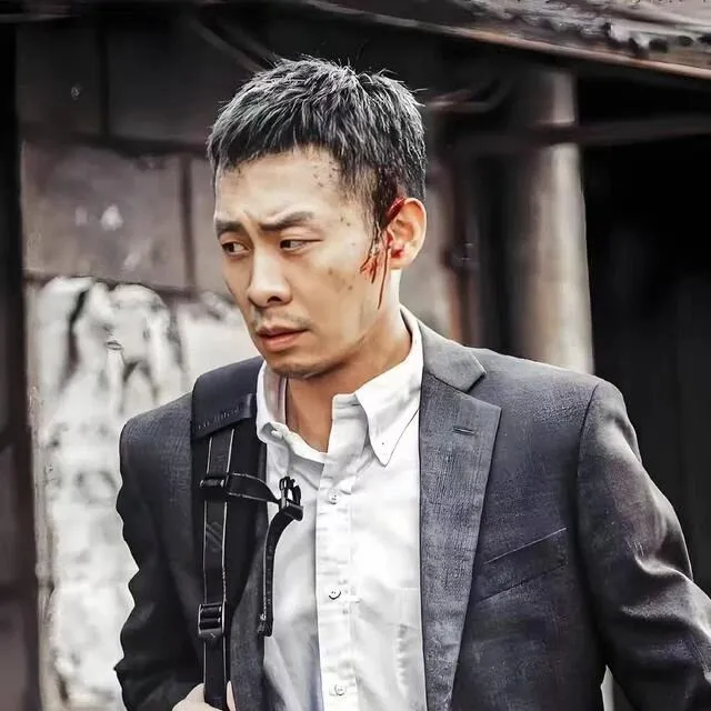 张译：我只要和她拍两口子的戏，她老公就抱孩子探班，真的很无语.