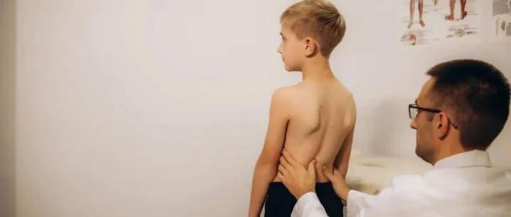 孩子总歪肩、背不平？别让脊柱侧弯悄悄毁了挺拔身姿