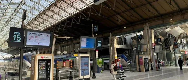 巴黎日记｜巴黎北站的午夜灯，我把路看清