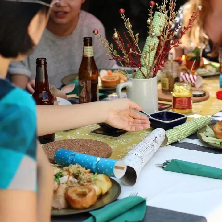 每天一句日常英语口语｜Could you recommend a good restaurant <em>near</em> here?