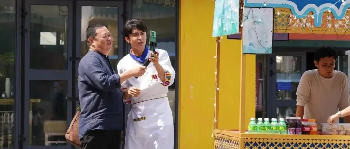 美食博主老杨亮相《红石榴餐厅》