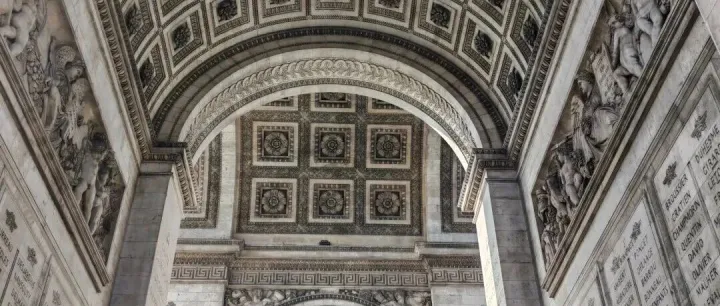 巴黎日记｜凯旋门的轮廓里，藏着我未说出口的勇敢