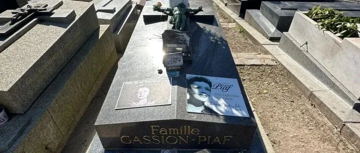 巴黎日记｜巴黎拉雪兹公墓路牌下，迷路也像种安宁