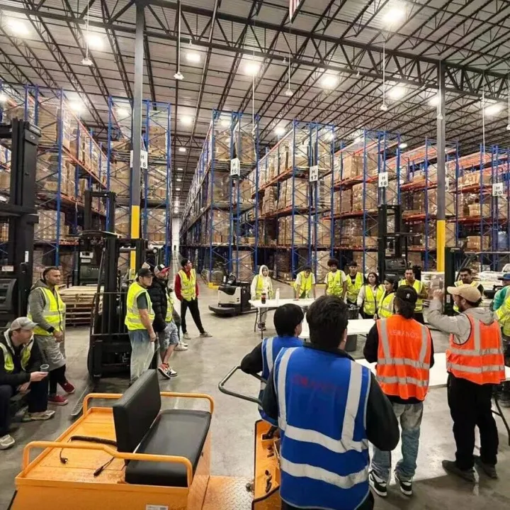 在订单激增的压力里，每当物流需求又响起，  乐仓陪你扛到底~你你你你要爆单吗~