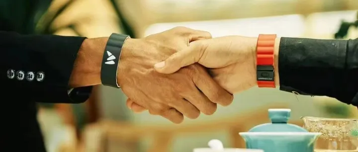 她最近整个人都“发光”了？原来是这条生物信息手环在悄悄改变她！