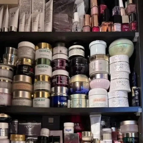 囤护肤品的尽头：抹手抹脚，然后<em>扔进</em><em>垃圾桶</em>