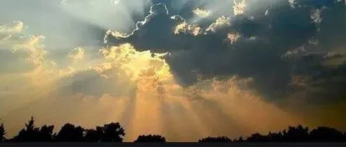 <em>10</em>月25日《每日英语》：Every <em>cloud</em> has a silver lining.