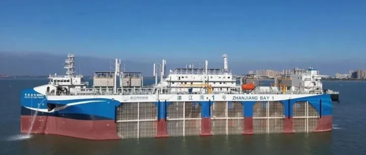 全球首创！驶入湛江招商国际邮轮港码头！