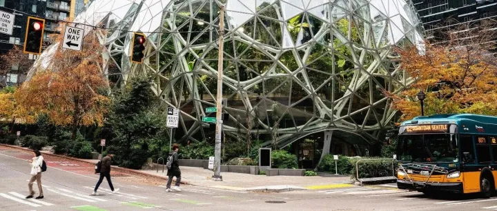 亚马逊员工联名警告：AI狂热开发正带来民主、就业与气候危机