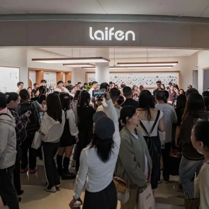 徕芬在深圳开了第一家线下旗舰店，机器人现场给你吹头发