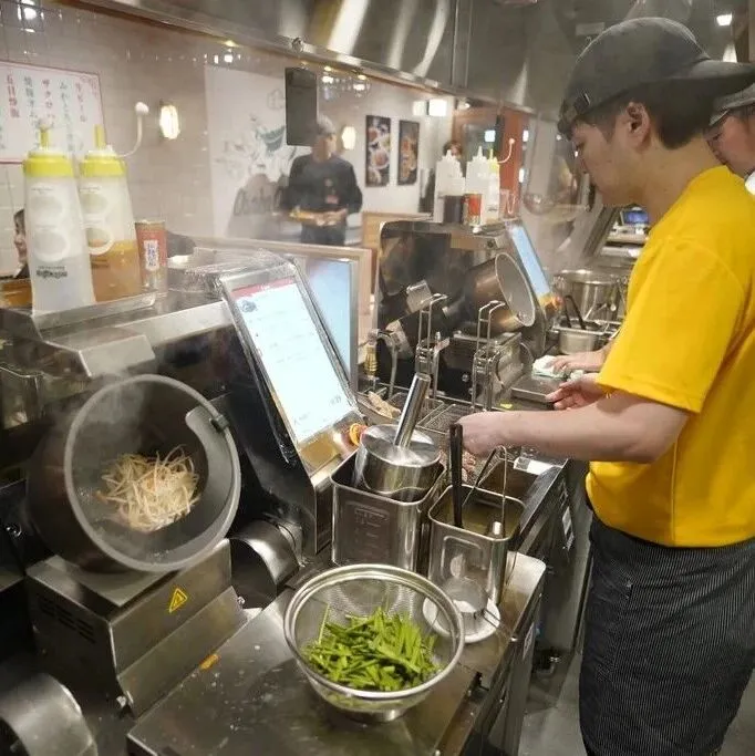 炒菜<em>机器人</em>正在「<em>炒</em>」掉厨师