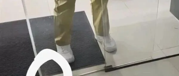 舆情 | 小鹏“脚夹门”引争议：服务体系缺陷如何破局