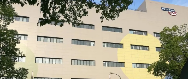 “拉横幅讨债” 引爆会场！究竟是谁“欠钱”不还？