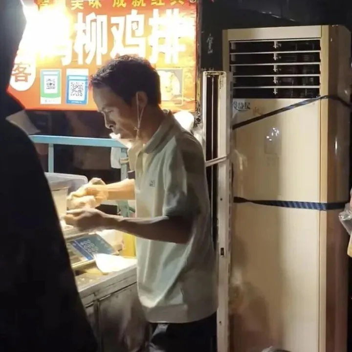 “鸡排哥”<em>成立</em><em>工作室</em>，露天摊位安装专属空调