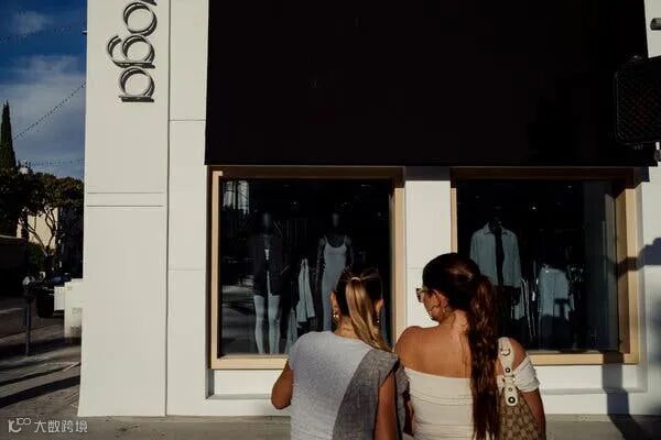 An Alo Yoga storefront.