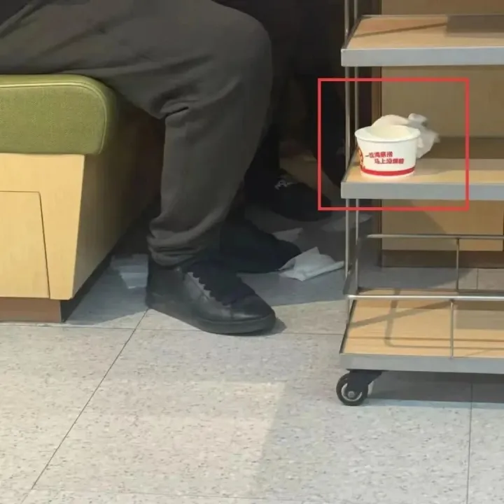 家长在<em>海底</em><em>捞</em>用纸碗给孩子接小便，邻桌投诉有异味，<em>海底</em><em>捞</em>回应来了