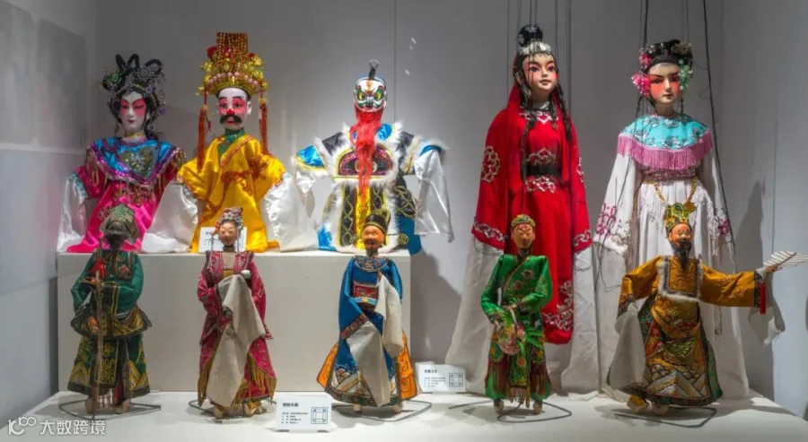摄图网_700137307_banner_广东省非遗馆展示的广东地方特色木偶戏木偶（企业商用） (2).jpg