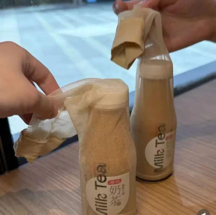 深圳一茶餐厅“<em>丝袜</em>奶茶”套“真<em>丝袜</em>”？工作人员：销量可观，<em>包装</em>是公司设计的，制作过程不会用到真<em>丝袜</em>