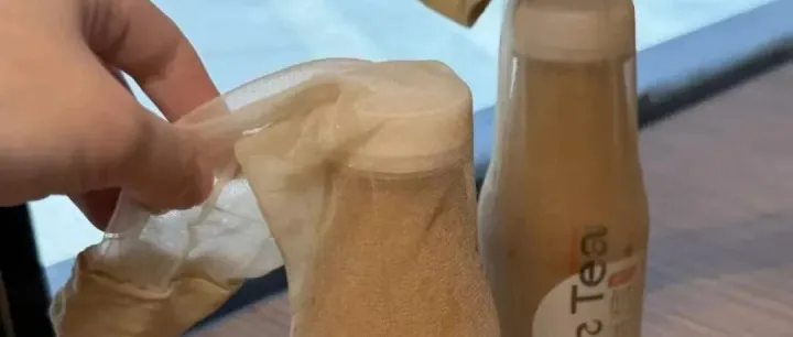 深圳一茶餐厅“<em>丝袜</em>奶茶”套“真<em>丝袜</em>”？工作人员：销量可观，<em>包装</em>是公司设计的，制作过程不会用到真<em>丝袜</em>