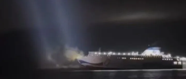 韩国一艘载有260人的<em>客轮</em>撞上岩石