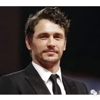 "<em>pull</em> one's leg"是拖后腿的意思吗？