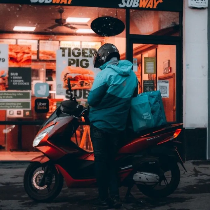 【布局：“新国标”来了，雅迪、爱玛要给骑手“打工”？】