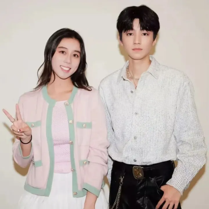 何超<em>欣</em>晒与王<em>俊</em>凯同框合照，直呼脸比她的还小