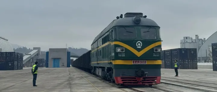 水城能投专用线首趟<em>货物</em>直达<em>列车</em>成功从滥坝<em>站</em>驶出