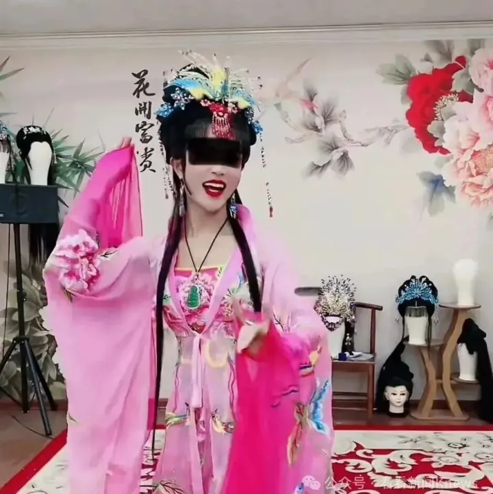 Two sentenced to death for murder of cross-dressing <em>influencer</em>