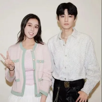 赌王小女儿何超<em>欣</em>晒与王<em>俊</em>凯同框合照，直呼王<em>俊</em>凯的脸比她的还小