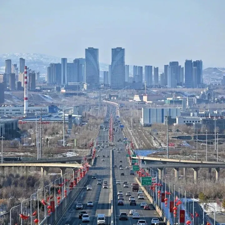 从“日落大道”到全城诗意，在找寻<em>中</em>邂逅<em>乌鲁木齐</em>