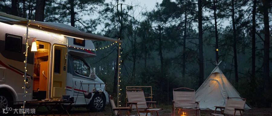 摄图网_507703966_wx_森林中的房车与篝火（企业商用） (1).jpg