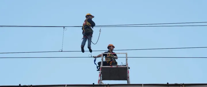 高铁桥上<em>插入</em>新线