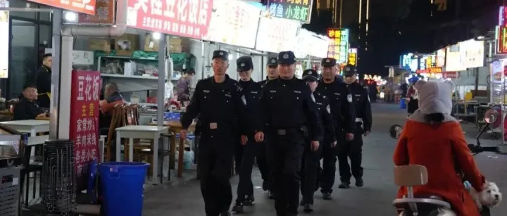 彝<em>历年</em>平安夜，警灯护团圆