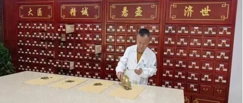 医师节系列报道·大爱无疆 | <em>果洛州</em>规模最大的传统医学中心开诊啦！