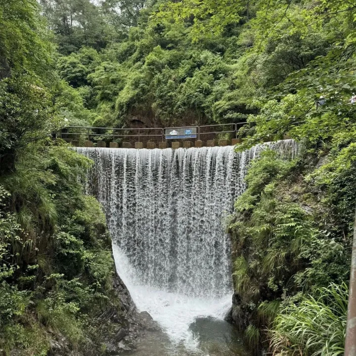 Daqishan Easy Hiking <em>Near</em> Hangzhou 清凉瀑布+果冻湖，小徒步半日游
