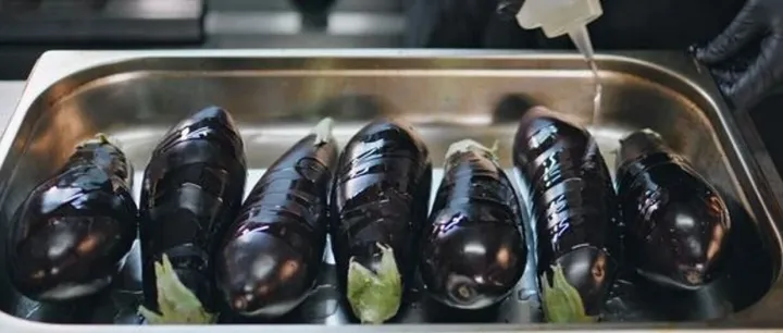 An <em>anonymous</em> chef serves up stories of food and flings