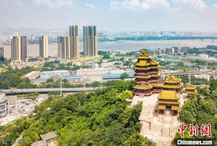 航拍长江边的南京阅江楼，一片绿意葱茏。　泱波 摄