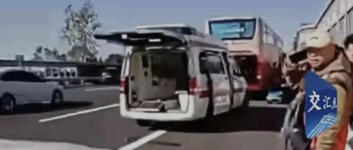 惊魂时刻！大巴司机高速昏厥，导游一个动作挽救47条生命！