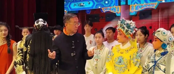 中国知名<em>营销</em>策划专家和<em>移动</em><em>营销</em>学科创始人华红兵一行赴永清县调研