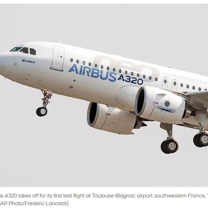 两<em>架</em><em>飞机</em>空中相撞