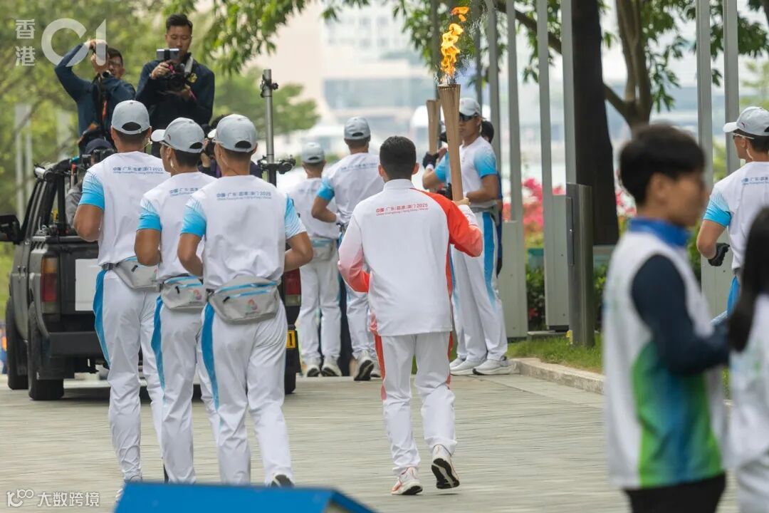 第十五屆全國運動會香港站火炬傳遞共有50名火炬手，第一棒為港隊男子乒乓球運動員黃鎮廷。（梁鵬威攝）