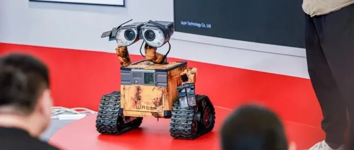 独家丨乐享科技与迪士尼合作，正式推出IP瓦力履带机器人