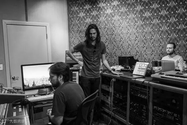 男,男,计算机,笔记本电脑,科技,门,墙,壁纸,工作室,乐队,音乐家,混音,制片人,音乐,录音,工作,混音板,黑白板