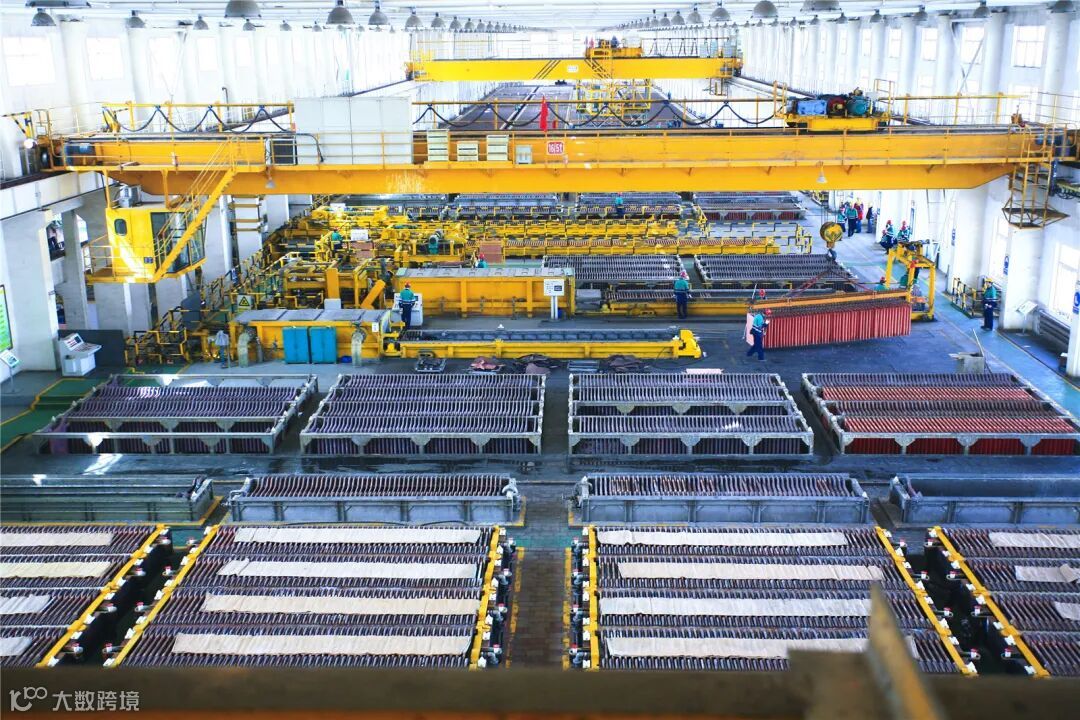 图片说明:金川集团铜业有限公司20万吨电解系统厂房内一派繁忙景象。