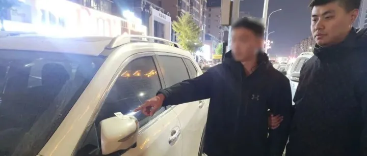 贴1<em>张</em>赚4毛？海城警方深夜亮剑，抓的就是你！1600余<em>张</em>涉黄涉诈小<em>广告</em>被缴！