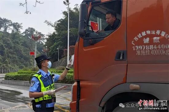 图为友谊关边检站民警对车辆进行登记。陈荣佳 摄