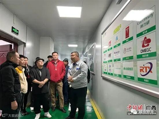 广西立劲新材料公司相关负责人向网络人士介绍公司发展情况。广西壮族自治区党委统战部供图